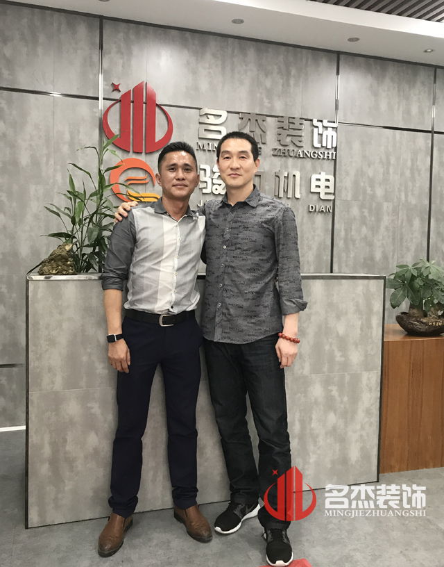 白云办公室粉色视频网站.jpg